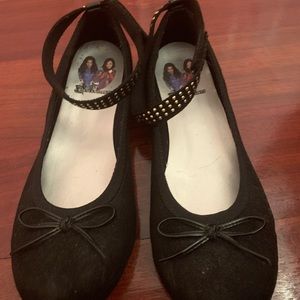 Good Descendants Black Flats With Ankle PieceSIZE9